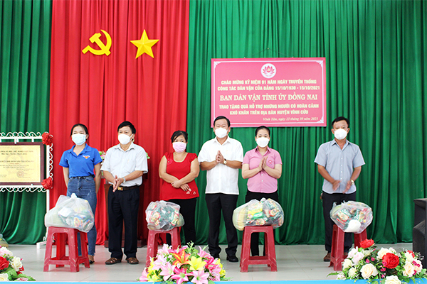 Ủy viên Ban TVTU, Trưởng ban Dân vận Tỉnh ủy Đào Văn Phước trao tặng quà cho người dân khó khăn do dịch bệnh tại H.Vĩnh Cửu