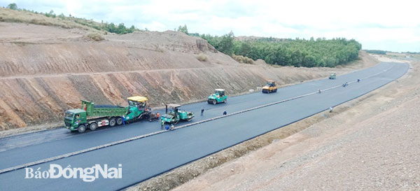Những km đầu tiên của dự án Đường cao tốc Phan Thiết - Dầu Giây đoạn qua địa bàn H.Xuân Lộc đã được thảm nhựa bê tông. Ảnh: Phạm Tùng
