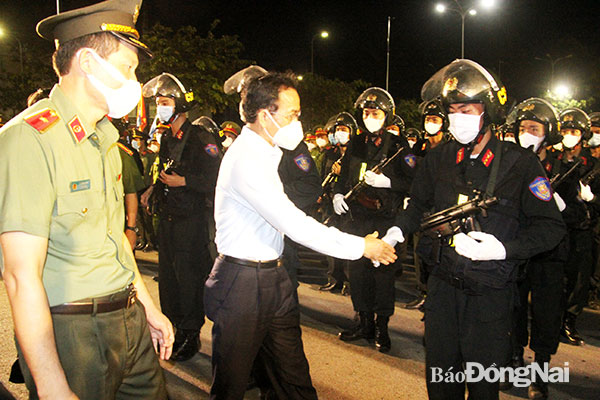 Lãnh đạo Thành ủy TP.Biên Hòa động viên lực lượng công an ra quân thực hiện cao điểm tấn công trấn áp tội phạm đảm bảo an ninh trật tự dịp Tết Nguyên đán Nhâm Dần 2022. Ảnh: Trần Danh