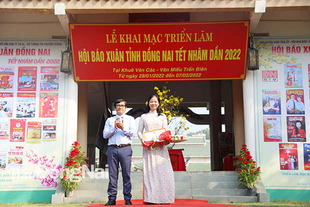 Phó chủ tịch UBND tỉnh Nguyễn Sơn Hùng trao giải cho đơn vị đoạt giải nhì tờ tin các sở, ngành. Ảnh: Huy Anh