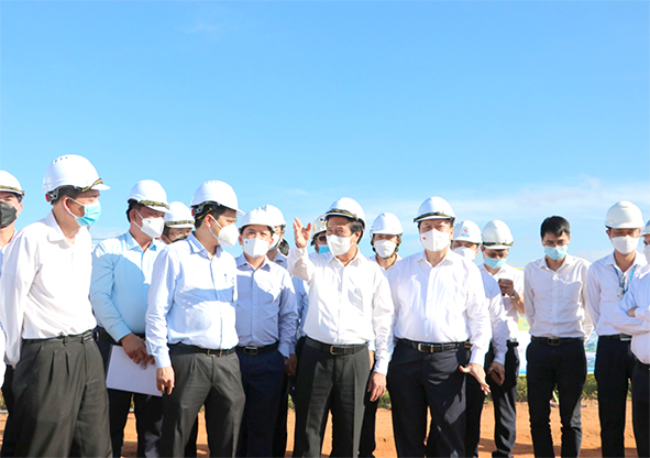 Phó thủ tướng Chính phủ Lê Văn Thành kiểm tra thực tế công tác giải phóng mặt bằng dự án Sân bay Long Thành vào cuối tháng 12-2021. Ảnh: Q.Nhi