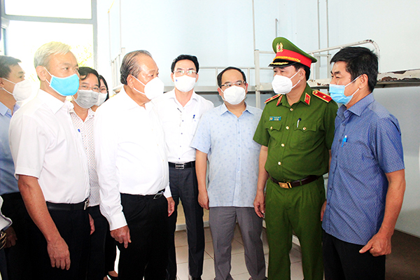 Nguyên  Phó thủ tướng thường trực Chính phủ Trương Hòa Bình kiểm tra công tác phòng, chống dịch Covid-19 tại Bệnh viện Dã chiến số 3, ký túc xá Trường đại học Mở TP.HCM cơ sở 2, P.Long Bình Tân, TP.Biên Hòa (ảnh chụp ngày 12-7-2021)