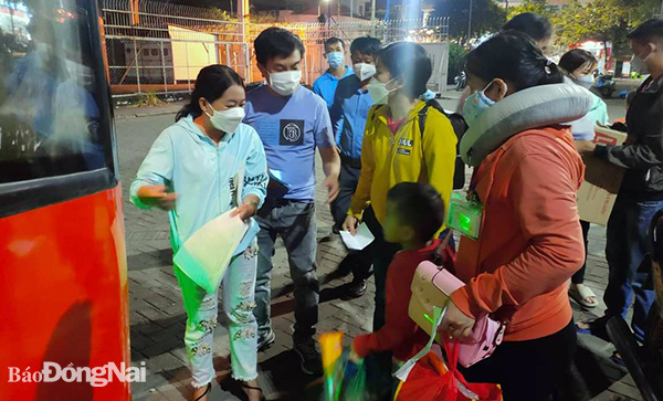 Công đoàn Công ty TNHH Pouchen Việt Nam tiễn công nhân về quê đón Tết