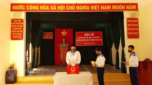 Top 10 prominent events of Vietnam in 2021 selected by VNA hinh anh 3Soldiers on Son Ca island vote to elect deputies to the 15th National Assembly and People's Councils at all levels for the 2021-2026 term, one week earlier than those in the mainland.