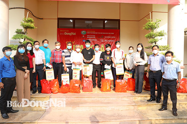 370 Tet gifts handed out to needy people