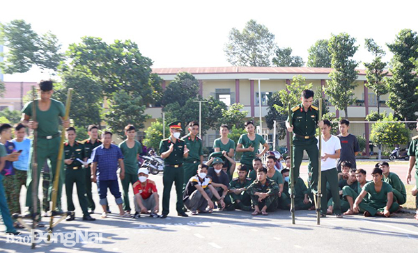 Cán bộ chiến sĩ Bộ CHQS tỉnh trong hội thi đi cà kheo sáng ngày mùng 2 Tết