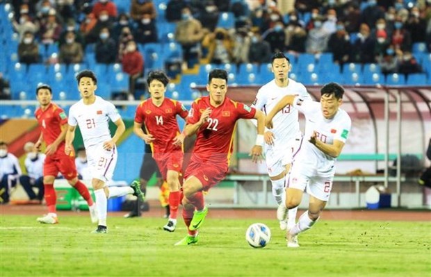 Nguyen Tien Linh (22) vies for the ball during the match against China at Hanoi's My Dinh Stadium on February 1. (Photo: VNA)