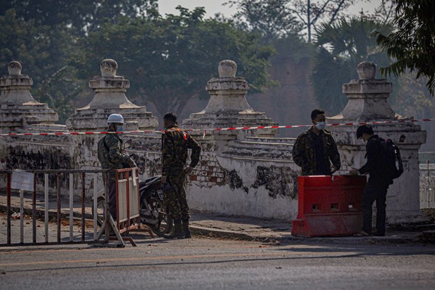 Binh sỹ gác tại một điểm kiểm soát ở Mandalay, Myanmar. (Ảnh: AFP/ TTXVN)