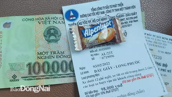 Việc trả lại tiền thừa bằng kẹo cho khách mua vé qua các trạm BOT trên đường cao tốc TP.HCM - Long Thành - Dầu Giây