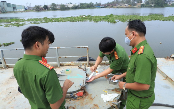 Các cán bộ Công an tỉnh khám xét, niêm phong các tàu chở xăng trong đường dây do Hữu cầm đầu (ảnh cơ quan công an cung cấp)