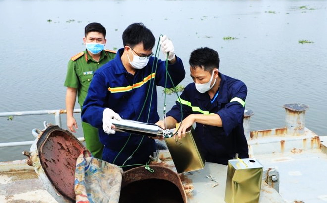 Các cán bộ Công an tỉnh khám xét, niêm phong các tàu chở xăng trong đường dây do Hữu cầm đầu (ảnh cơ quan công an cung cấp)