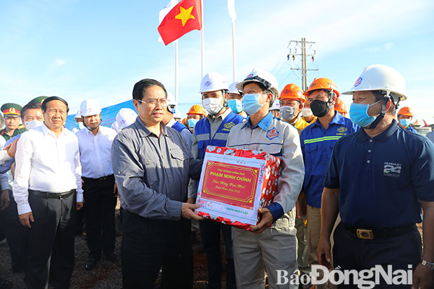 Thủ tướng Chính phủ Phạm Minh Chính và đoàn công tác thăm, chúc Tết kỹ sư, công nhân thi công Dự án Cảng hàng không quốc tế Long Thành. Ảnh: Huy Anh