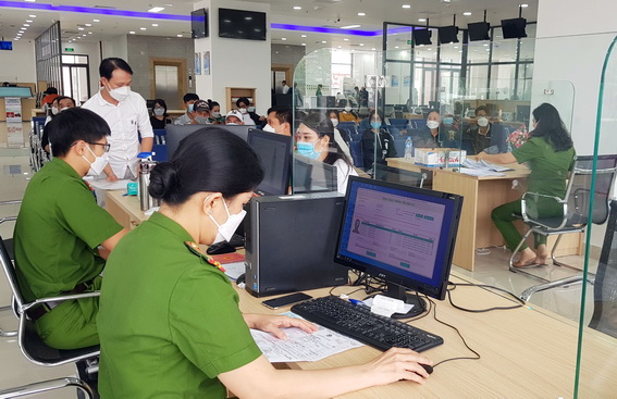Cán bộ Công an TP.Biên Hòa đang thu nhận thông tin làm thẻ CCCD cho người dân tại Trung tâm hành chính Công TP.Biên Hòa