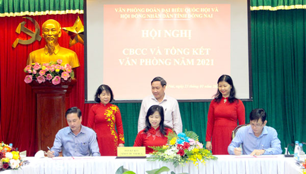 Các phòng, ban của Văn phòng Đoàn đại biểu Quốc hội và HĐND tỉnh ký kết giao ước thi đua năm 2022. Ảnh: Hồ Thảo