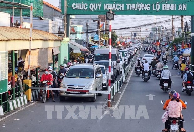Vehicles line up waiting to pass the Cat Lai ferry, which connects Ho Chi Minh City’s Thu Duc City and Dong Nai’s Nhon Trach district, after the Tet holiday. (Photo: VNA)