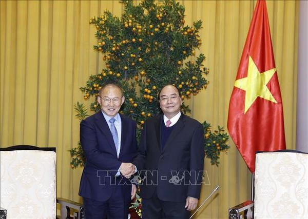 President Nguyen Xuan Phuc receives coach Park Hang-seo