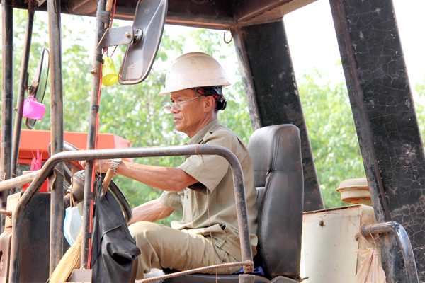 Ông Nguyễn Lương Tâm, công nhân thi công trên đường cao tốc Phan Thiết - Dầu Giây điều khiển xe lu lèn thi công tại gói thầu XL-04 đoạn qua H.Cẩm Mỹ làm việc xuyên Tết tại công trường
