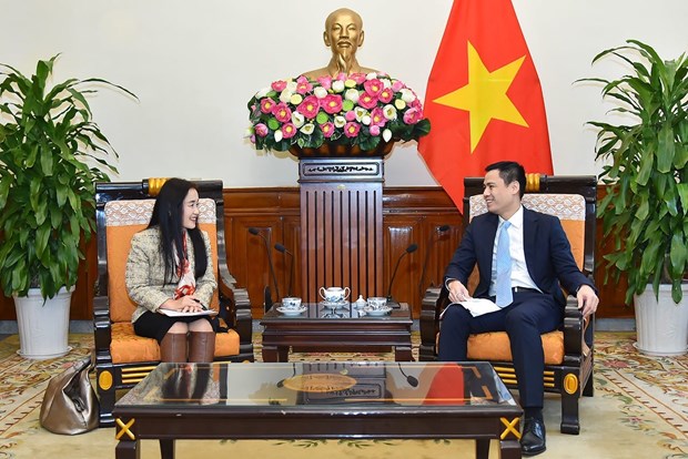 Deputy Minister of Foreign Affairs Dang Hoang Giang and the UN Population Fund (UNFPA) Representative in Vietnam Naomi Kitahara.