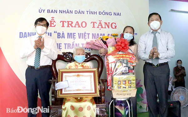 Phó chủ tịch UBND tỉnh Nguyễn Sơn Hùng (bìa trái) và lãnh đạo Sở Nội vụ  trao bằng danh dự Bà mẹ Việt Nam anh hùng cho Mẹ Trần Thị Ngọc Anh (H.Thống Nhất). Ảnh: N.Anh