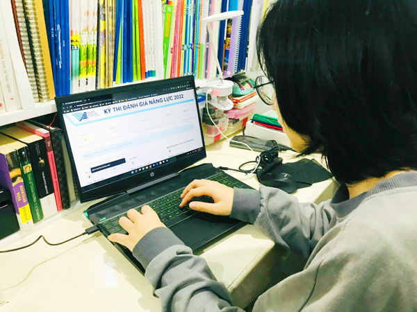 Một học sinh lớp 12 của Trường THPT Ngô Quyền (TP.Biên Hòa) đang điền hồ sơ đăng ký tham dự kỳ thi đánh giá năng lực năm 2022 của Đại học Quốc gia TP.HCM. Ảnh: P.Liễu