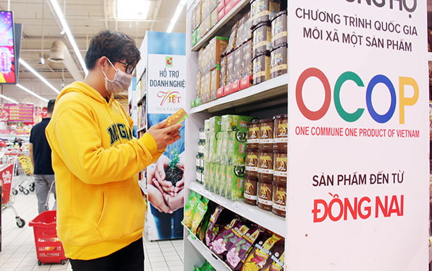 Người dân chọn mua các sản phẩm tại gian hàng các sản phẩm OCOP (chương trình Mỗi xã một sản phẩm) của Đồng Nai ở Big C Đồng Nai. Ảnh: HẢI QUÂN