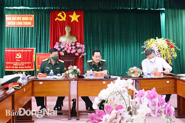 Thượng tướng Võ Minh Lương (giữa) trao đổi tại buổi kiểm tra