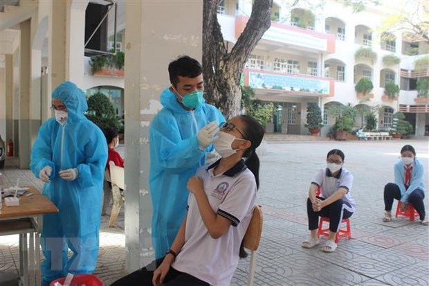 Collecting samples from students for COVID-19 testing in Ba Ria-Vung Tau (Photo: VNA)