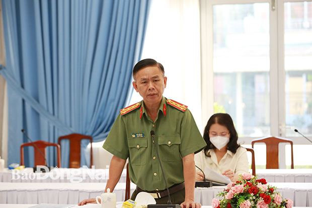 Đại tá Võ Tiến Đạt, Phó giám đốc Công an tỉnh phát biểu tại cuộc họp. Ảnh: Huy Anh