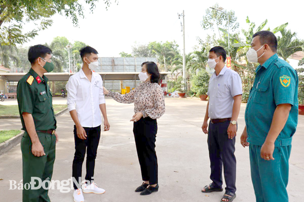 Chủ tịch UBND H.Xuân Lộc Nguyễn Thị Cát Tiên động viên thanh niên là đảng viên xã Xuân Phú trước khi nhập ngũ