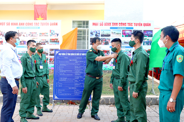 Thượng tá Nguyễn Văn Kỳ, Trưởng ban Quân lực Bộ Chỉ huy quân sự tỉnh động viên thanh niên xã Suối Cát (H.Xuân Lộc) chuẩn bị nhập ngũ