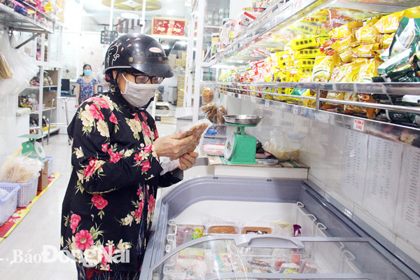 Người tiêu dùng chọn mua các loại đồ chay đông lạnh, đồ chay khô tại một cửa hàng thực phẩm chay bên hông khu vực chợ Biên Hòa. Ảnh: L.Phương