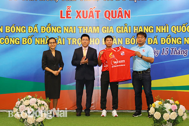 Ra mắt áo thi đấu đội bóng Đồng Nai