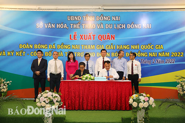 Bí thư Tỉnh ủy Nguyễn Hồng Lĩnh và lãnh đạo tỉnh chứng kiến Giám đốc Trung tâm Huấn luyện và thi đấu TDTT tỉnh Bùi Anh Vũ và nhà tài trợ ký kết hợp tác