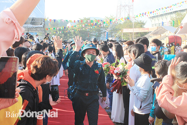 Thanh niên Trảng Bom phấn khởi lên đường nhập ngũ trước sự động viên của các đồng chí lãnh đạo tỉnh, huyện và người thân