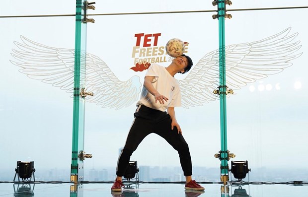 Nguyen Danh Quang shows his skills at the Tet Freestyle Football 2022 (Photo: VNA)