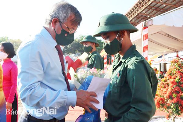 Chủ tịch UBND tỉnh Cao Tiến Dũng tặng hoa quà cho thanh niên nhập ngũ