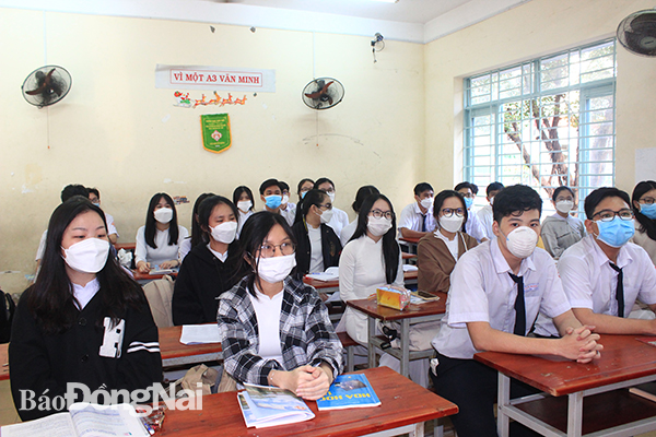 Học sinh tự giác đeo khẩu trang trong lớp học khi đi học trực tiếp trở lại để đề phòng dịch bệnh lây lan (nếu có).