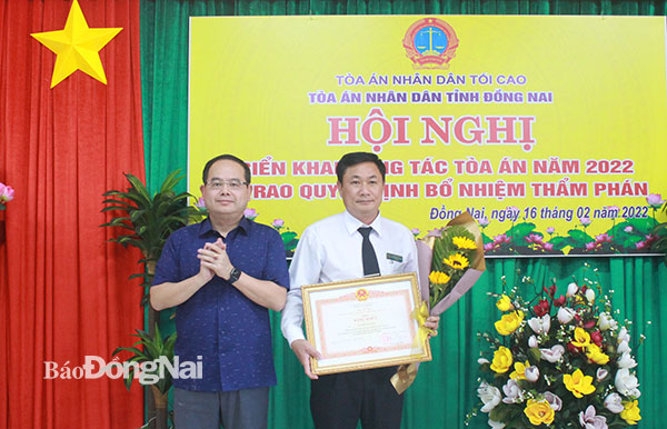 Phó bí thư Tỉnh ủy Quản Minh Cường trao bằng khen cho tập thể TAND H.Tân Phú có thành tích xuất sắc trong công tác. Ảnh: Tố Tâm