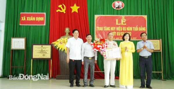 Lãnh đạo Huyện ủy Xuân Lộc chụp hình lưu niệm với đảng viên Đinh Văn Lý. Ảnh: Nguyệt Trinh