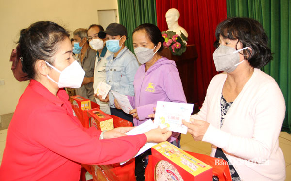 Hội Chữ thập đỏ tỉnh trao quà cho người dân P.Hiệp Hòa (TP.Biên Hòa). Ảnh: Sông Thao