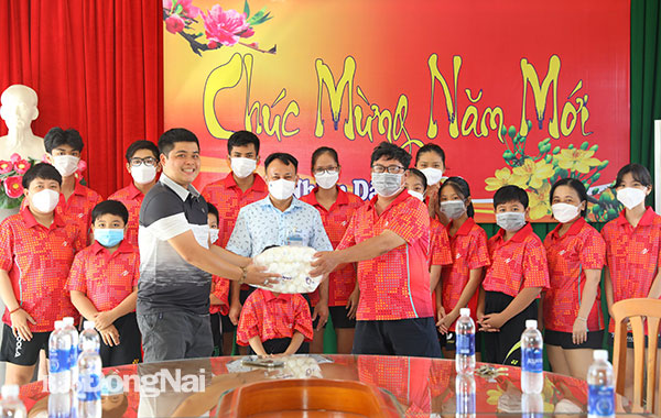 Đại diện hãng Sanwei Việt Nam trao tặng dụng cụ tập luyện cho HLV đội tuyển bóng bàn Đồng Nai