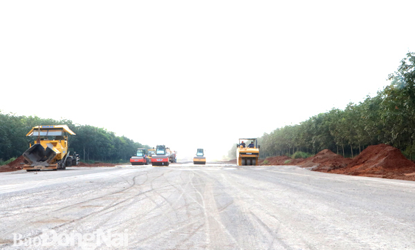 Thi công gói thầu xây lắp số 4, dự án Đường cao tốc Phan Thiết - Dầu Giây. Ảnh: P.TÙNG