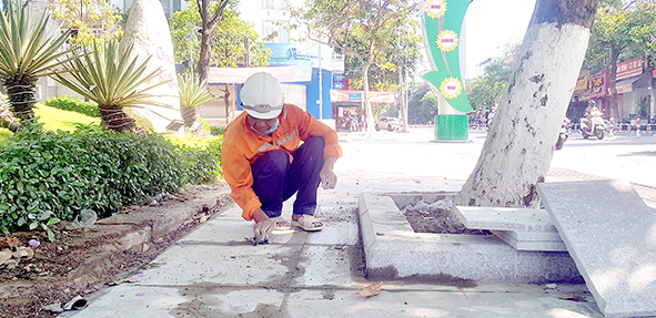 Công nhân hoàn thiện hạng mục lát đá vỉa hè một đoạn trên đường 30-4, TP.Biên Hòa