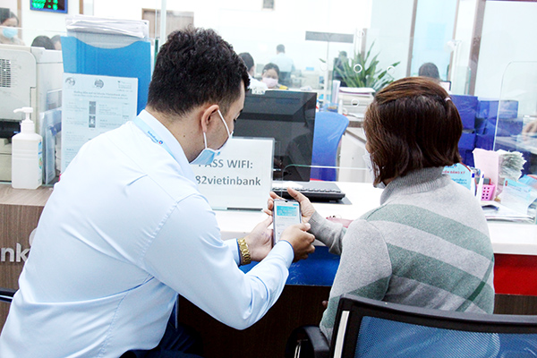 Nhân viên Ngân hàng VietinBank chi nhánh Khu công nghiệp Biên Hòa hướng dẫn khách hàng sử dụng các dịch vụ trên ứng dụng ngân hàng số của VietinBank