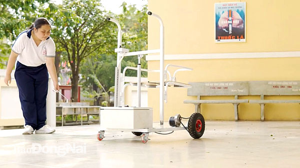 Em Đỗ Kim Khánh thực nghiệm điều khiển Xe hỗ trợ di chuyển cho người khuyết tật chân, người hạn chế chức năng vận động chân bằng remote. Ảnh: NVCC
