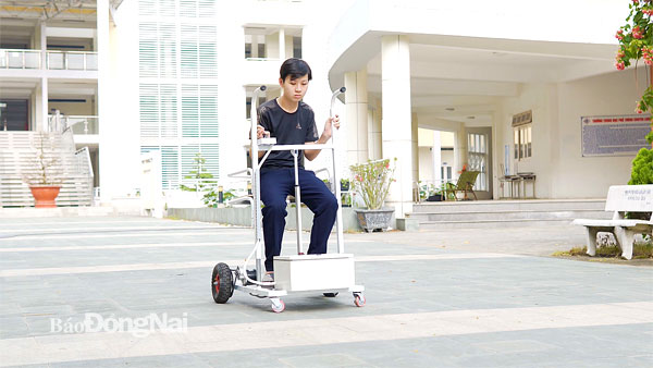 Em Đinh Hoàng Đức chạy thực nghiệm Xe hỗ trợ di chuyển cho người khuyết tật chân, người hạn chế chức năng vận động chân
