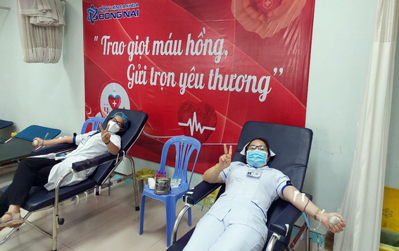 Bác sĩ, điều dưỡng Bệnh viện Đa khoa Đồng Nai tham gia hiến máu cứu người (ảnh: BV)