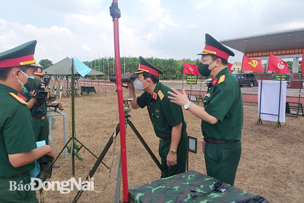  Thiếu tướng Trần Đăng Thành (giữa) kiểm tra thực tế khu trưng bày mô hình học cụ chuẩn bị huấn luyện