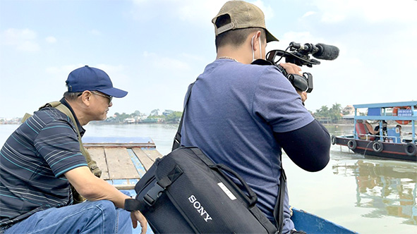 Đạo diễn Đào Anh Dũng đi thuyền, làm phim tài liệu trên sông Đồng Nai vào tháng 1-2022