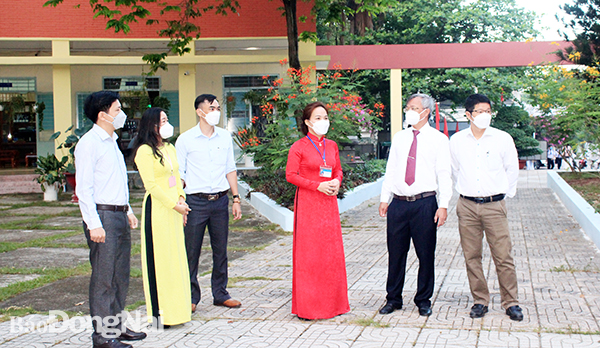 Chủ tịch UBND tỉnh Cao Tiến Dũng (thứ 2 từ phải sang) kiểm tra công tác dạy, học trực tiếp tại Trường THPT Trấn Biên